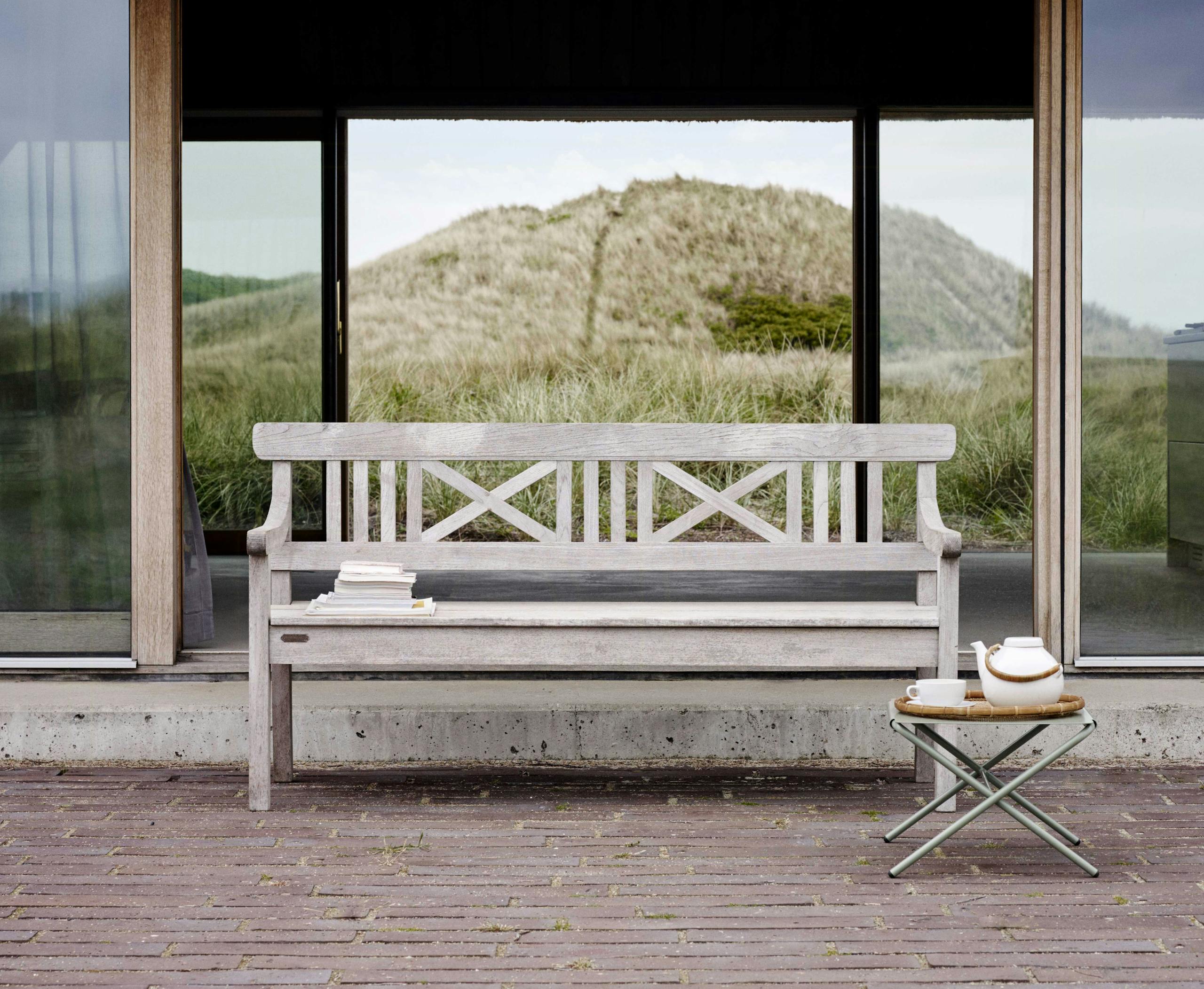 Lad møblerne stå ude, men giv dem lidt kærlighed